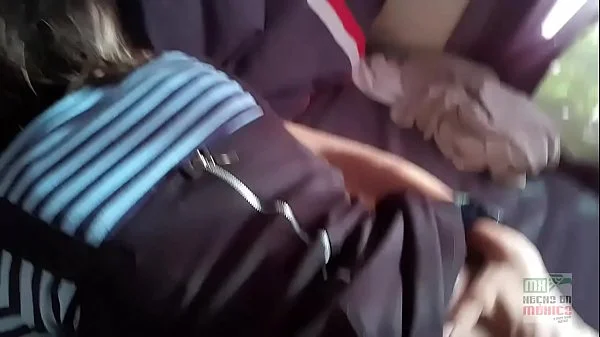 Sophie Petite nena falda negra follando para quitarse el frió y termina desnuda y squirteando sorprendente jamas había visto algo así videos