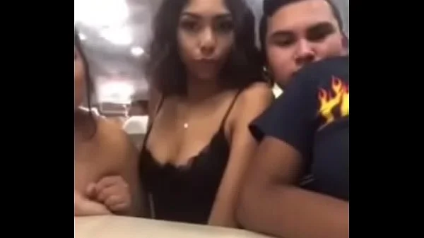 Novinhas doidas mostrando os peitos no McDonald's videos