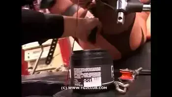 victoria se fait pomper les seins et la chatte avant d'y inserer des éguillles videos