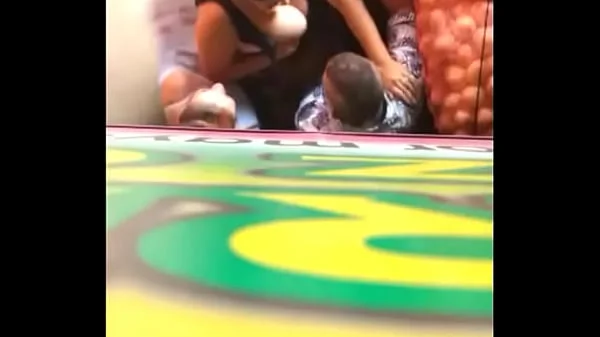 Esse homem foi flagrado sendo a. por essas mulheres no Ceará, reparem oq elas fazem com esse pobre coitado. Isso não pode ficar assim! videos