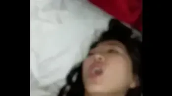 小騷貨在圓床房被男朋友搞的很爽，淫語插深壹點，老公妳的大雞吧好厲害 videos