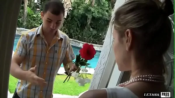 Lonely Housewife Bombshell Velicity Von Invites Stranger In For Crazy Ass Eating Sexual Encounter! videos