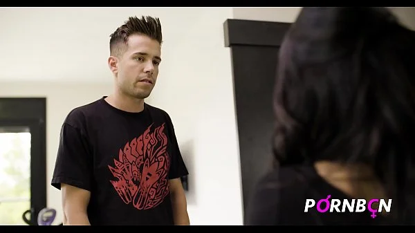 PORNBCN 4K | La madre de mi amigo quiere follar duro mientras mi amigo no esta en su casa. Bianka Blue COMPLETO en ENLACE --> videos