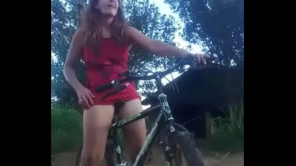 Se masturba con su bicicleta videos