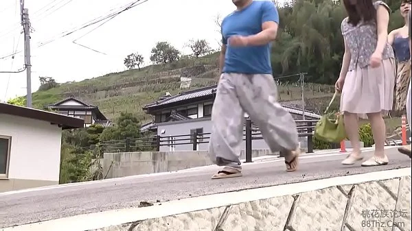 Mooi meisje verleid seks met twee mannen videos