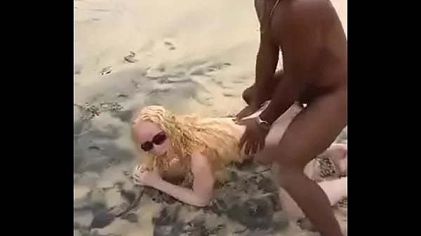 pescador sortudo filho da puta comeu a morena e albina no meio da praia videos