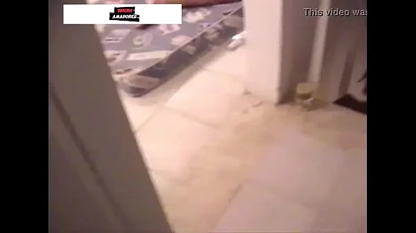 amigos s se aproximam sorrateiramente para filmar casal fodendo depois de festa videos