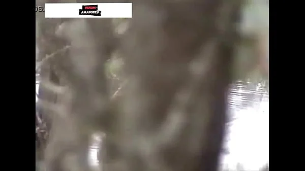Homem escondido grava vídeo de esposa infiel gemendo e fazendo sexo com jardineiro, em canoa no lago videos