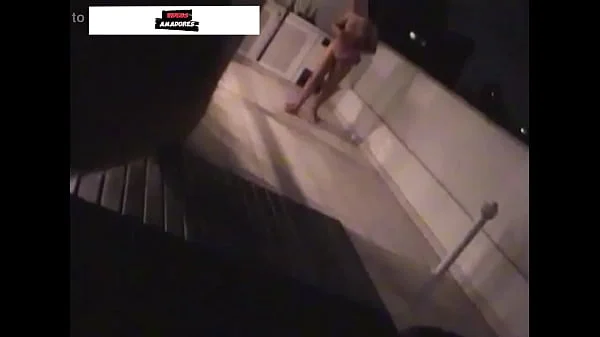 s saem de festa discretamente mas sao descobertos fodendo na varanda da cobertura videos