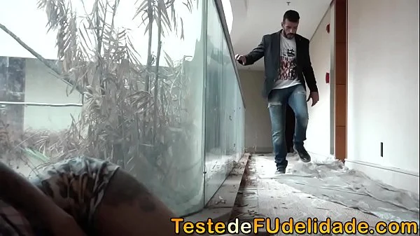 Empresário dotado transou com a mendigata gostosa em prédio abandonado ( Shayenne Samara ) videos