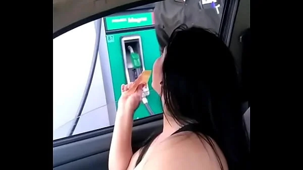 Cargando gasolina la puta de Alexxxa Milf con las tetas de fuera videos