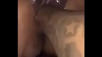 Surinaamse wordt gevuistneukt videos