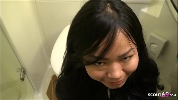 Thai Studentin lutscht Schwarzen auf Uni Party WC Deutsch - German College videos