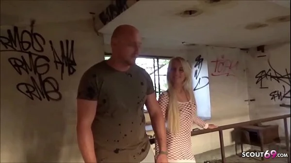 18 Jahre junges Teen NinaXS zeigt wie Porno geht Deutsch videos