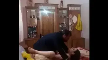 اب ينيك بنته في غرفته videos