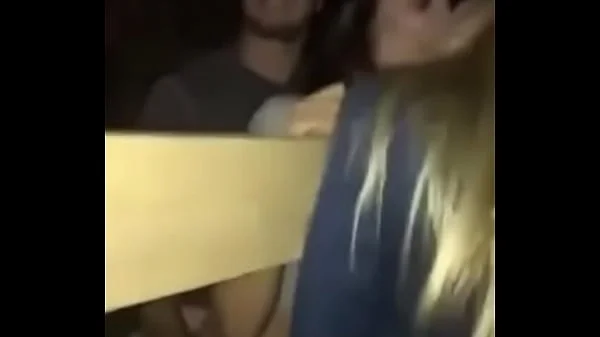 pareja difurtando en un establo al aire libre videos