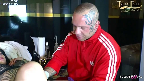 Deutsches Teen Snowwhite lässt sich die Fotze tätowieren und lutsch noch Schwanz dabei videos
