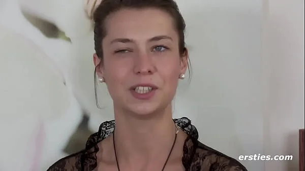 Ersties: 28-jährige Single Freya schaut Porno und masturbiert mit Dildo videos