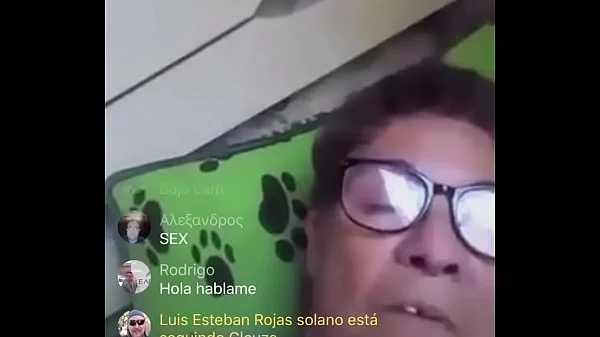 Velha mostrando o peito e passando a mão na xota na live videos