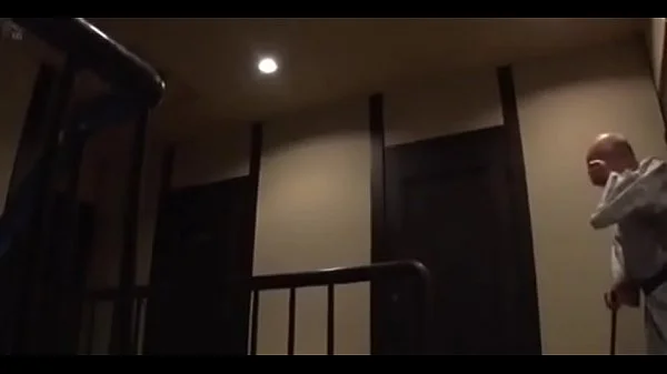 Le encanta cuidar a su suegro videos