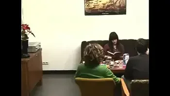 Pinkeln im Wohnzimmer videos