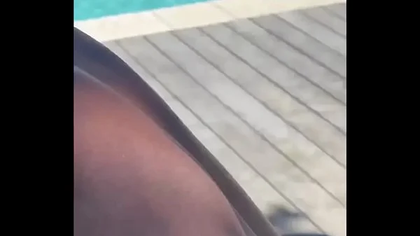 Petite jeune fille se fait défoncer la rondelle par un grosse bite noir- partie 1 videos