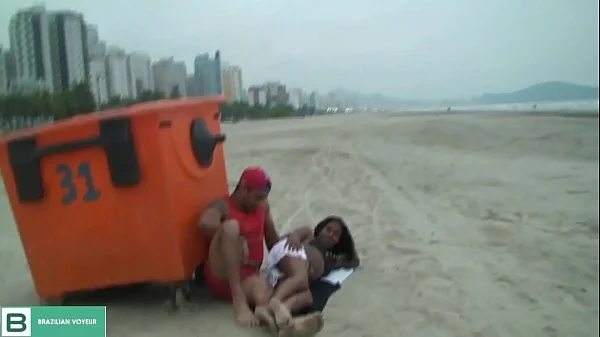 Casal transando na areia da praia de Fortaleza Ceará. ( Vídeo completo no xvideos red ) videos