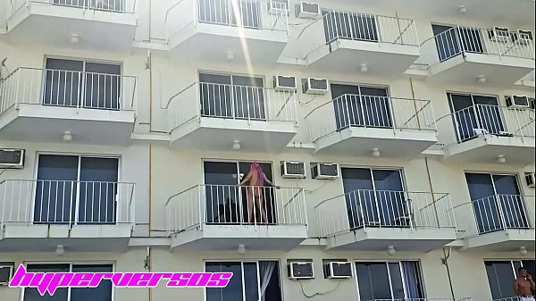 Parejita caliente se pone a follar en el balcón del hotel en Acapulco, la camare se da cuenta y no les dice nada videos