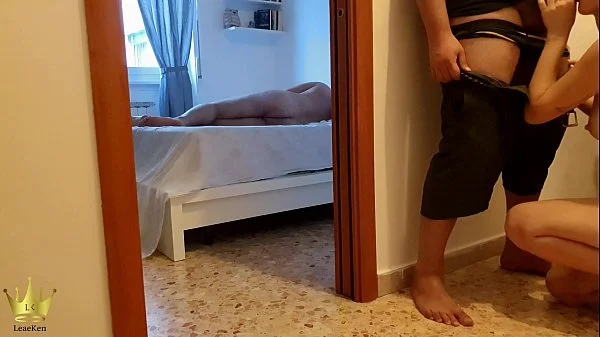 L'idraulico ci spia mentre scopiamo e di nascosto lo premio con un bel pompino - Leaeken ITA videos