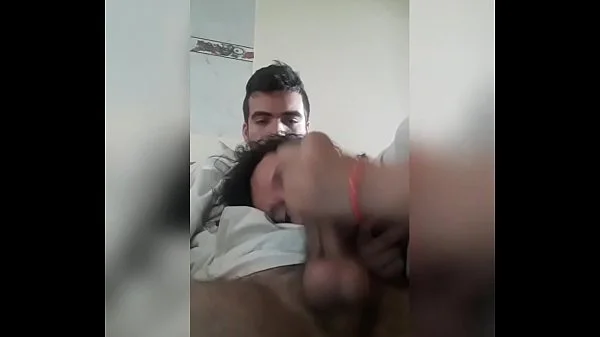 Chico recibe una leccion de como es una buena Mamada videos