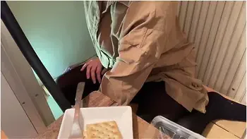 スームて友達の誕生日会中尿意を催しハレないように少しすつおもらしするも videos