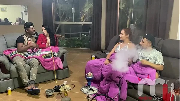 O anão adormeceu e sua namorada acabou caindo na putaria e deu a bucetinha para o pau preto grande. (AMOR E SEXO - Karen Oliver - Pistolinha Ator - Casal Porra Loka) videos