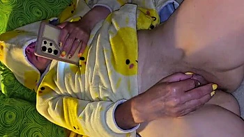 Juicy MILF Rubbing Clit And Pussy Makes Her Cunt Flow With Juices videos