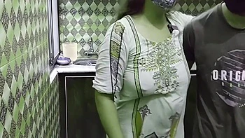 Indian Desi Aunty Kitchen Mai Kam Kr Rahi Thi Pati Ny A K Gand Pakar Li Aur Bohat Chudai Ki Gand Phar D Hindi Audio Xxxxx Sex videos