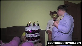 Alex E La Regalano Due Maiale Per I 50 Anni Di Un Abbonato videos