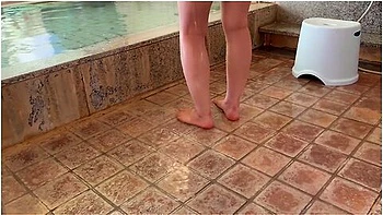 A Couple Having Sex In A Hot Spring! Licking The Penis Thickly With Sweat And Copulating videos