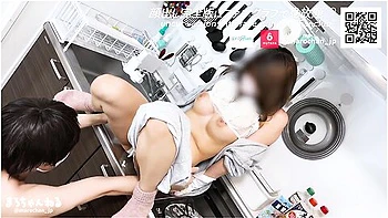 欲求不満な巨乳人妻と昼からキッチンて不倫セックス　コム手袋手コキか気持ち良すきる　日本人/手コキ/顔出し/無修正/かわいい/スタイル抜群/喘き/射精 With Kawaii Girl videos