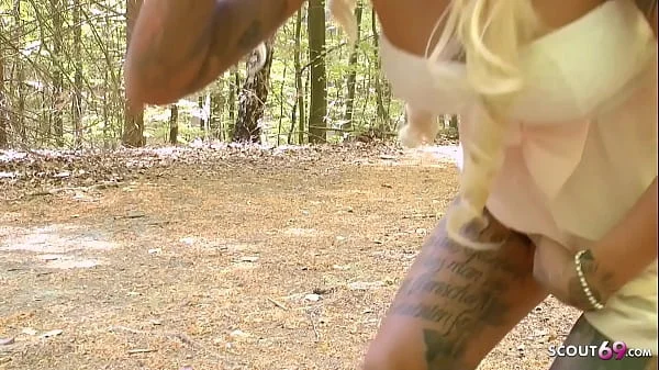 Zwei schlanke deutsche Teen pissen Outdoor im Wald - German Piss videos