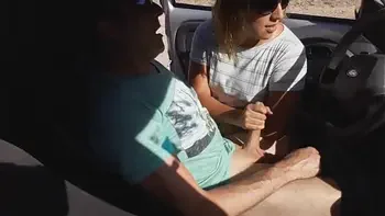Joven desconocida me masturba en mi auto en la calle videos