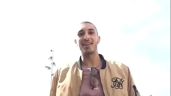 He proves he can pick any girl at the Barcelona beach videos