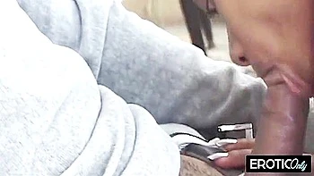 Deutsche Chefin Fuhrt Ihn In Versuchung Im Aufzug videos