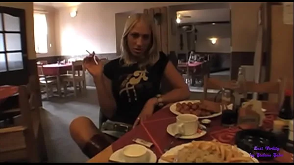 A pranzo con Denisa mi viene voglia di scoparla nel bagno del ristorante videos