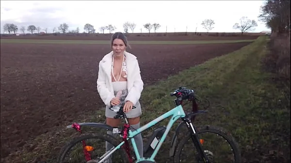 Premiere! Fahrrad in der Öffentlichkeit geil abgefickt!  Teil 2 videos