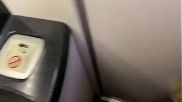 Dans les toilettes de l’avion, je suis mon mari pour me faire baiser et remplir la bouche avant le décollage ! videos