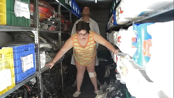 Se folla a la gorda en el almacén de recambios del taller. Es una gorda muy viciosa que quiere que le metan herramientas por el coño videos