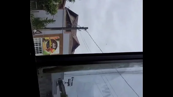 Sem calcinha no onibus... provocando ao passageiro do lado e deixando ele tocar a ppkinha .... quer ver o video completo??... : bolivianamimi videos