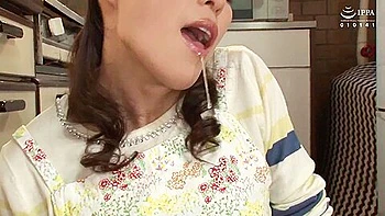 05F2203-A mature woman who was given an aphrodisiac has an affair with a young dick videos