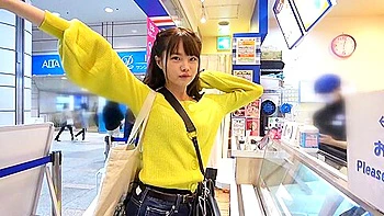 裏筋舐めながら上目遣いでチンポを咥えるスレンダー美少女 videos