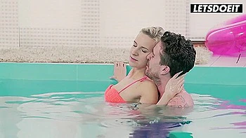 Sexy Blonde Girlfriend Fucked Underwater videos