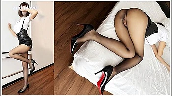 网红主播为了要打赏主动跪地吃鸡巴超级淫荡的喊着快用鸡巴插入 videos